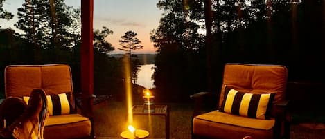 Relaxing with the sunset and fire pit.  Gorgeous views. 