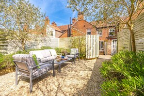 Tide Cottage, Overstrand; Peaceful private garden