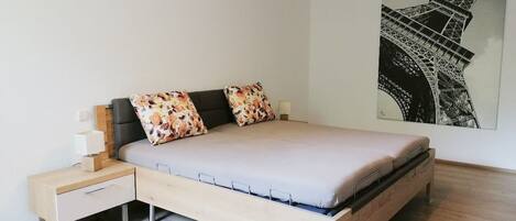 Schlafzimmer mit Doppelbett 2,0x2,0 m