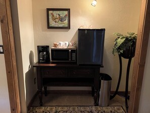 Juniper kitchenette w/microwave, refrigerator, drip coffee pot; coffee, tea, cups glasses provided