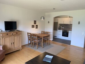 Ferienwohnung 3, 65qm, 1 Schlafzimmer, 1 Wohn-/Schlafraum, max. 4 Pers.-ferienwohnug-langenargen-wohnung-3-wohnesszimmer.jpg