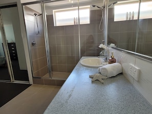 Ensuite, double shower, double basins with separate toilet attached
