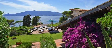 De tuin en het panoramische uitzicht op de zee en de Argentario