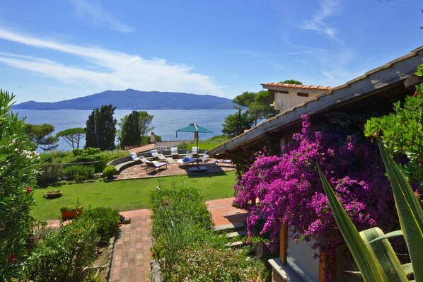 Der Garten und der Panoramablick auf das Meer und den Argentario