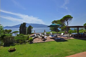 Le jardin bien entretenu et la vue panoramique sur la mer et l\'Argentario.