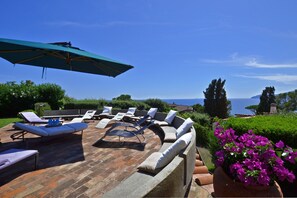 Der Außenbereich ist mit einer Terrasse ausgestattet, von der aus man einen herrlichen Blick auf die Insel Giannutri hat.