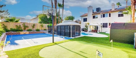 Backyard Paradise 🌴☀️⛳: Our Airbnb hideaway boasts a dreamy oasis! Enjoy rounds of mini golf, unwind in the sauna, shoot some hoops, take a dip in the pool, or soak in the spa. Plus, two cozy covered patios for relaxing and a corn hole setup for added fun