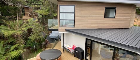 Taiaruru beach house with cedar hot tub 