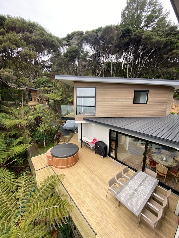 Taiaruru beach house with cedar hot tub 