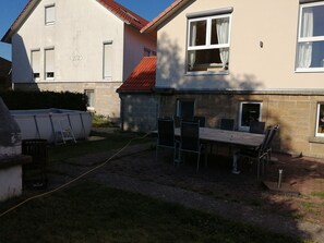 der Grillplatz, lädt zum Grillen ein.