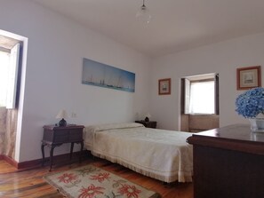 Habitación con cama de matrimonio