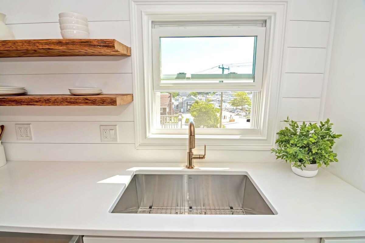 SailHouse Downtown Mystic Lux 2BR Family Getaway 3 Min Walk
