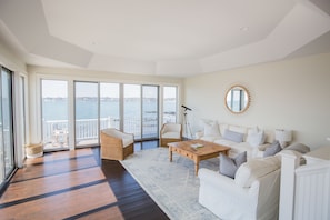 living room with 360 views of First Beach, Cliff Walk