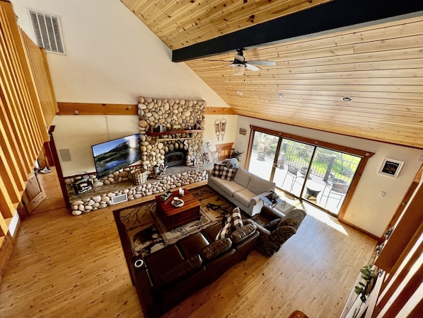 Grand living room, wood burning fire place and smart TV (queen sleeper sofa)