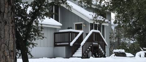 Snow at the cabin 