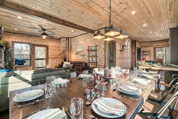 Expandable dinning table seats all 10 guests