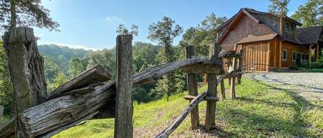 Peaceful Exterior and Mountains