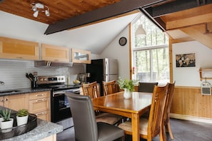 Salle à manger du chalet L'Aventurier