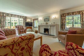 Beacon Lodge, Burnham Market: Sitting room with open fire