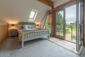 The BeeHive, Old Hunstanton: Master bedroom with king-size bed and balcony