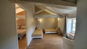 Chambre 2 (en suite avec chambre 1) 2 lits simples (90 X 200 cm).