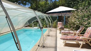 Piscine. Dimension 3,5 X 7 m. Chaises longues, parasol
