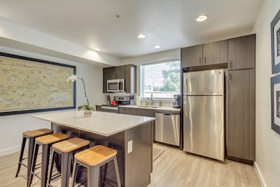 Corona Hideout Downtown SLC: 2BR / 2.5BA w/ Garage