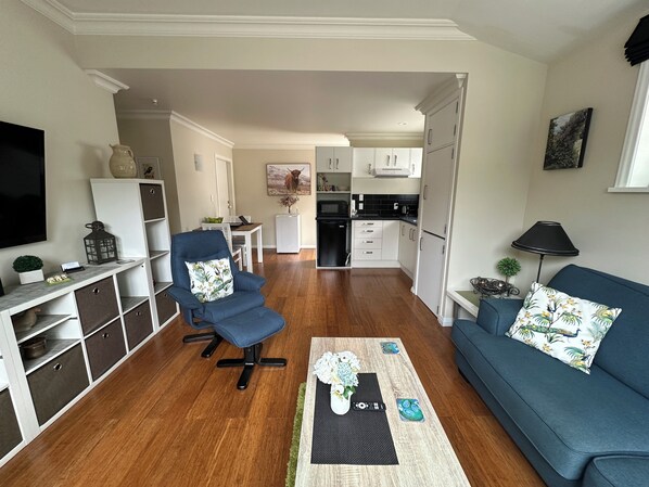 Lounge, kitchen and dining area.