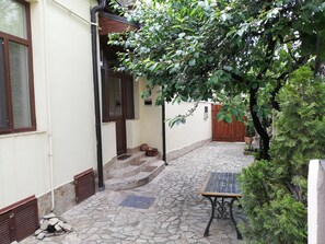 The yard with the entrance to the rooms! 