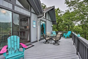 Deck | Outdoor Dining Area | Gas Grill