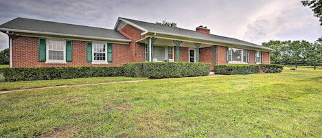 Bring the family to this Lexington house and enjoy the suburban life!