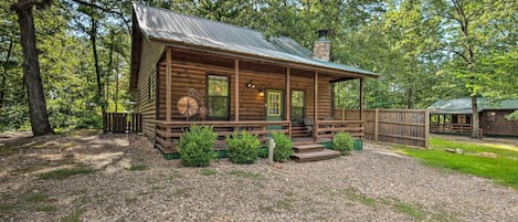 This 1-bathroom vacation rental studio cabin in Broken Bow is calling your name.