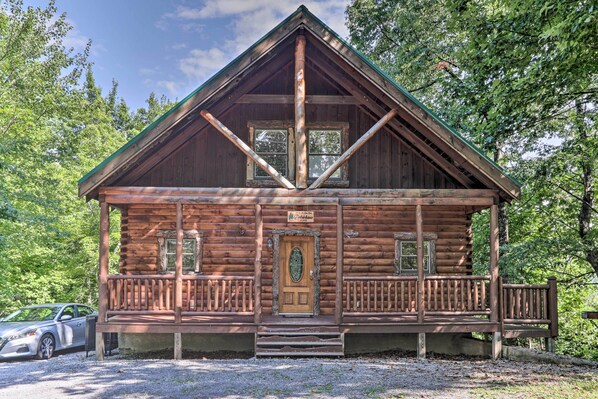 Sevierville Vacation Rental | 1BR | 2BA | Stairs Required | 1,100 Sq Ft