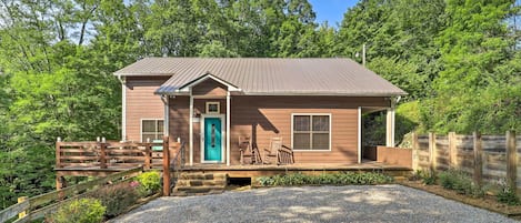 Newland Vacation Rental Cabin | 3BR | 3BA | 8 Guests | 1,554 Sq Ft