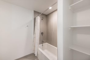 Herndon/Reston Reston 2 Bedroom Bathroom