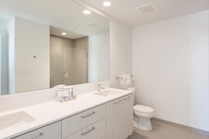 Herndon/Reston Reston 2 Bedroom Bathroom