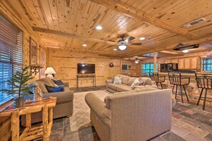 Living Room | Free WiFi | Central Heating & A/C