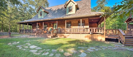 Experience Broken Bow at this expansive cabin near the heart of town!