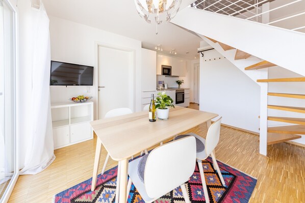 H10 Ferienwohnung, 55qm, Dachterrasse, 1 Schlafzimmer, max. 4 Personen-Wohnzimmer mit Essbereich