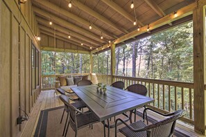 Deck | Outdoor Seating | Gas Grill