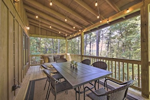 Deck | Outdoor Seating | Gas Grill