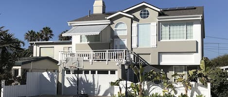 house front: parking for 4 cars across