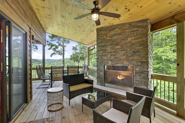 Mineral Bluff Vacation Rental | 3BR | 3BA | Stairs Required | 2,000 Sq Ft