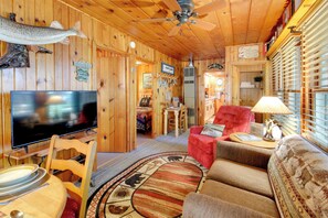 Living Room | Central A/C & Heating | Smart TV | Free WiFi