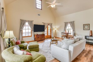 Enjoy bright beautiful spaces in the heart of downtown.