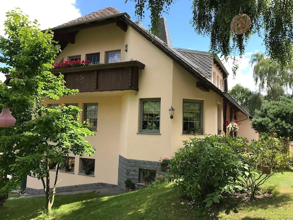 Garten mit Gipelansicht