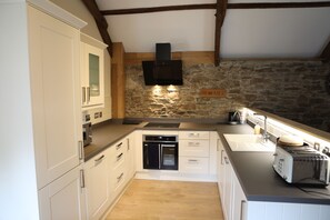 Kitchen with integrated appliances 