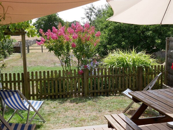 Vue de la terrasse privative sur le jardin commun 