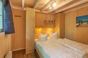 1. Schlafzimmer mit Doppelbett im Erdgeschoss