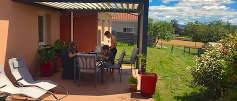 LA TERRASSE ET LA PERGOLA POUR DES REPAS EN PLEIN AIR